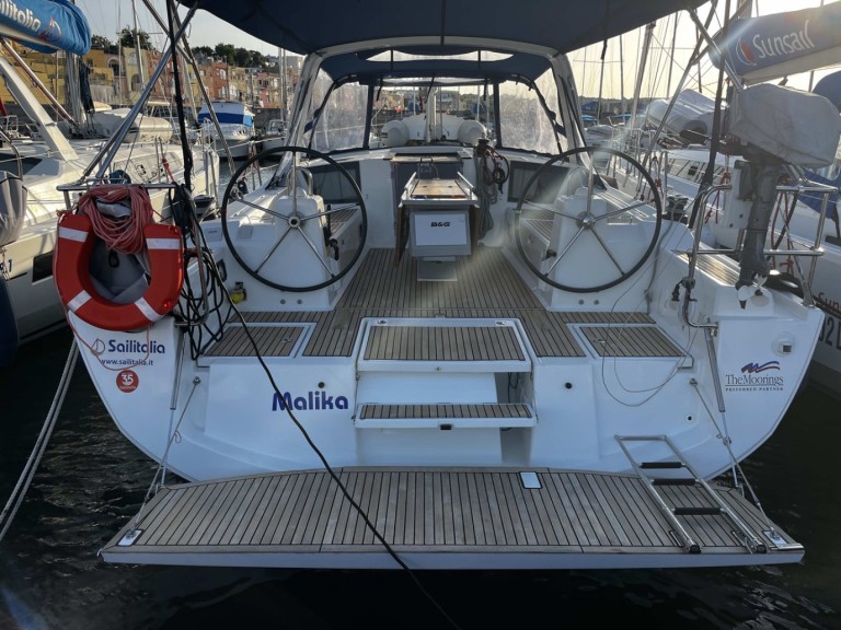 Boat rental Bénéteau Oceanis 41.1 in Cannigione on Samboat