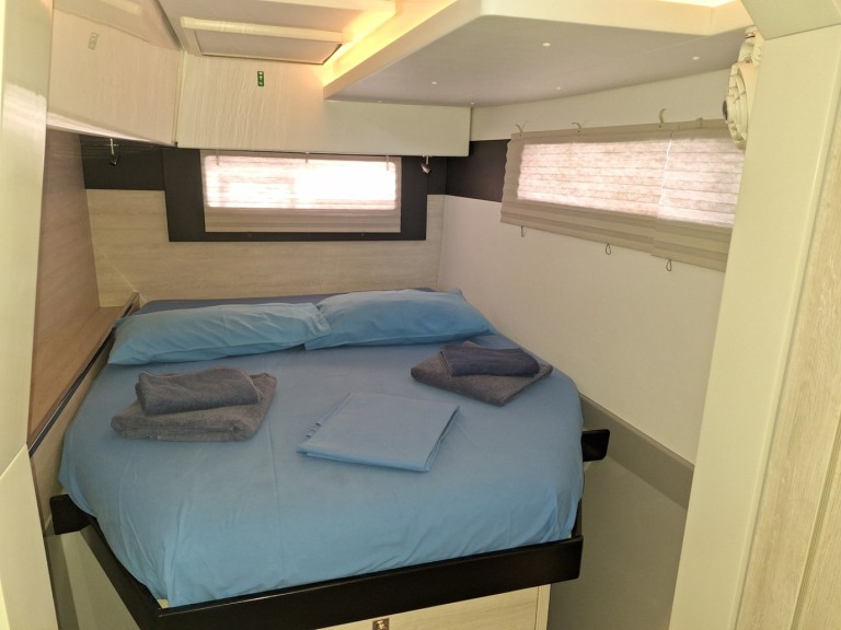 Rent a Leopard Catamarans / Robertson & Caine Leopard 40 Furnari