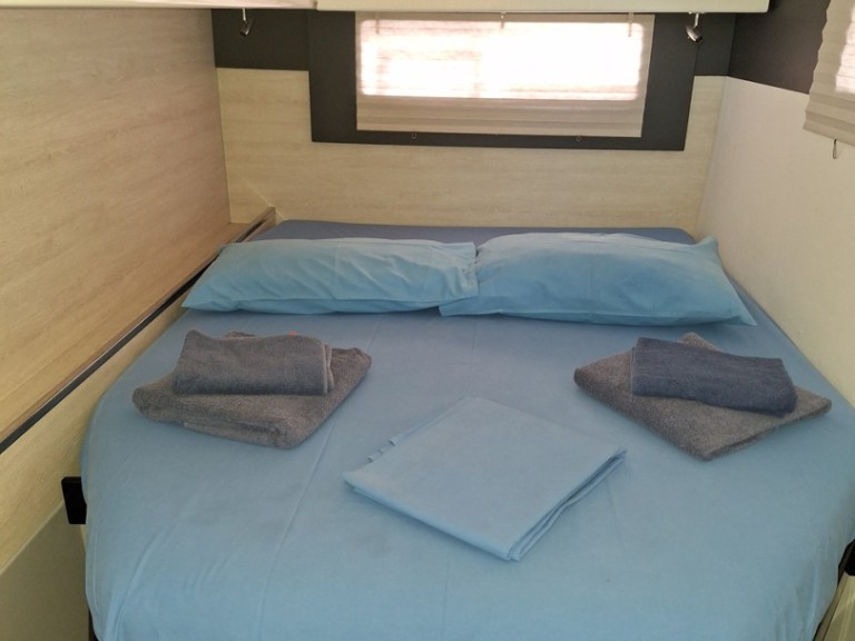 Yacht charter Furnari cheap Leopard 40