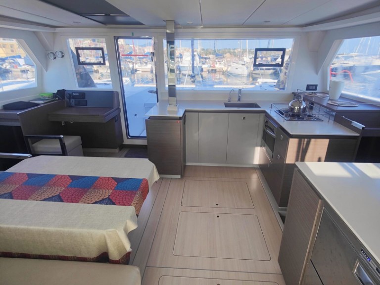 Bareboat Rental Catamaran Leopard Catamarans / Robertson & Caine with a boat licence