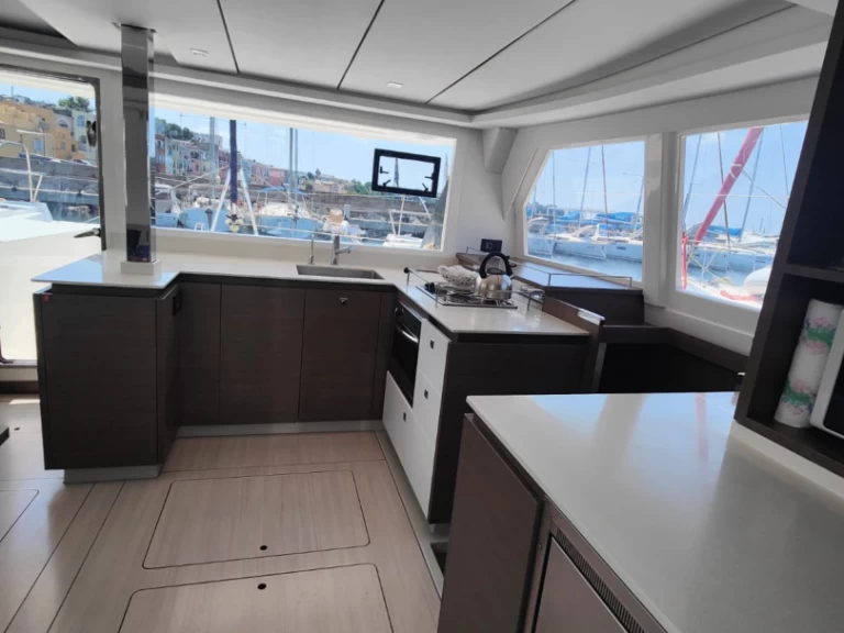 Rent a Leopard Catamarans / Robertson & Caine Leopard 42 - 4 cab. Procida