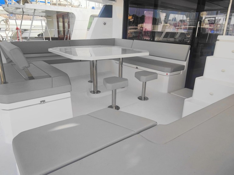 Leopard Catamarans / Robertson & Caine Leopard 50 - 5 + 1 cab in Procida on SamBoat