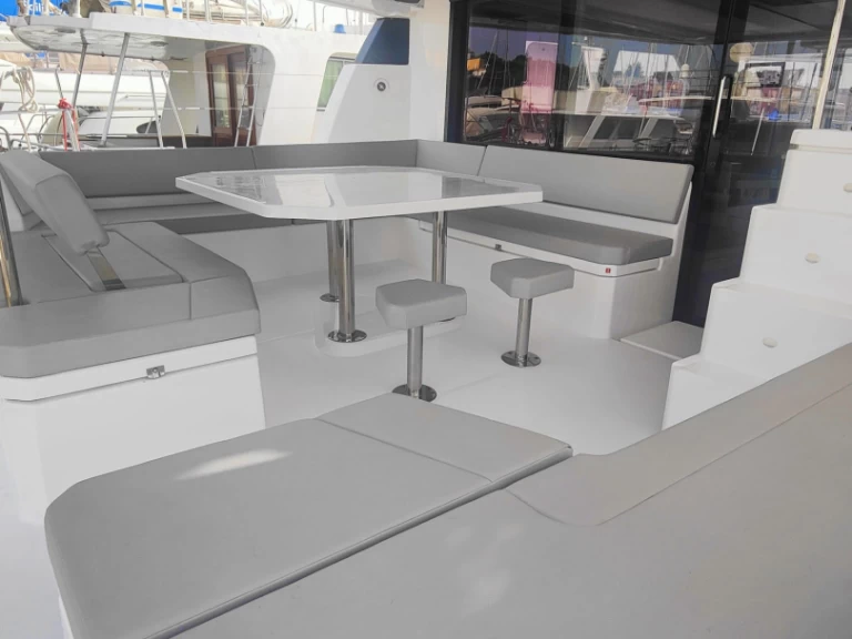 Leopard Catamarans / Robertson & Caine Leopard 50 - 5 + 1 cab in Procida on SamBoat