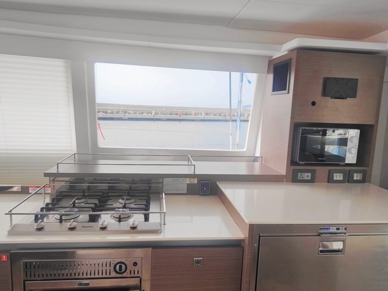 Rent a Leopard Catamarans / Robertson & Caine Leopard 50 - 5 + 1 cab Procida