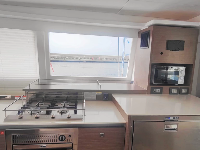 Rent a Leopard Catamarans / Robertson & Caine Leopard 50 - 5 + 1 cab Procida