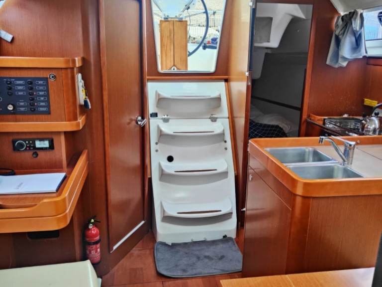 Rent a Bénéteau Oceanis 31 Procida