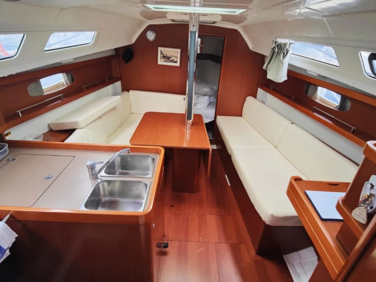 Yacht charter Procida cheap Oceanis 31