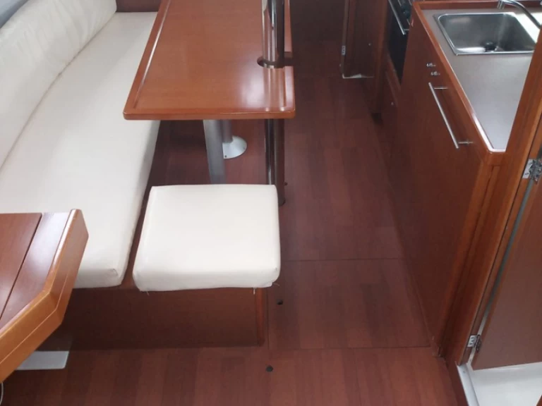 Sailboat rental in Cannigione - Bénéteau Oceanis 35.1