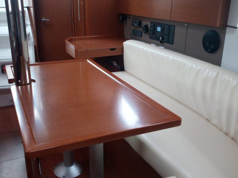 Boat rental Bénéteau Oceanis 35.1 in Cannigione on Samboat