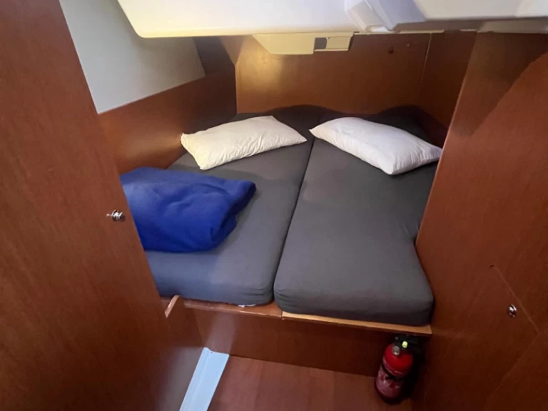 Sailboat rental in Cannigione - Bénéteau Oceanis 38.1