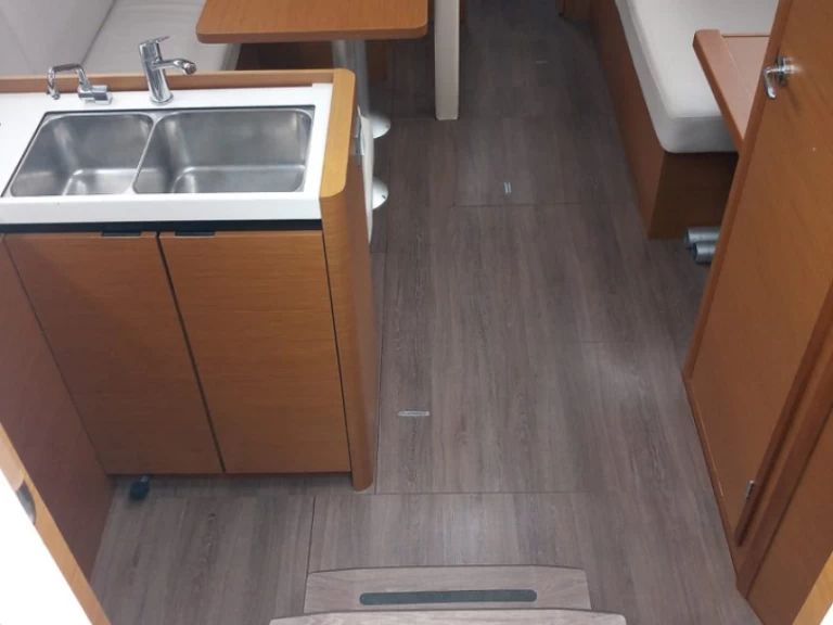 Jeanneau Sun Odyssey 380 in Procida on SamBoat