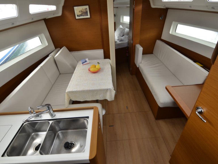 Boat rental Jeanneau Sun Odyssey 380 in Procida on Samboat