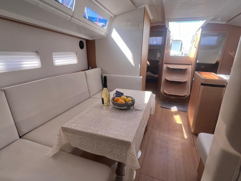 Jeanneau Sun Odyssey 410 in Cannigione on SamBoat