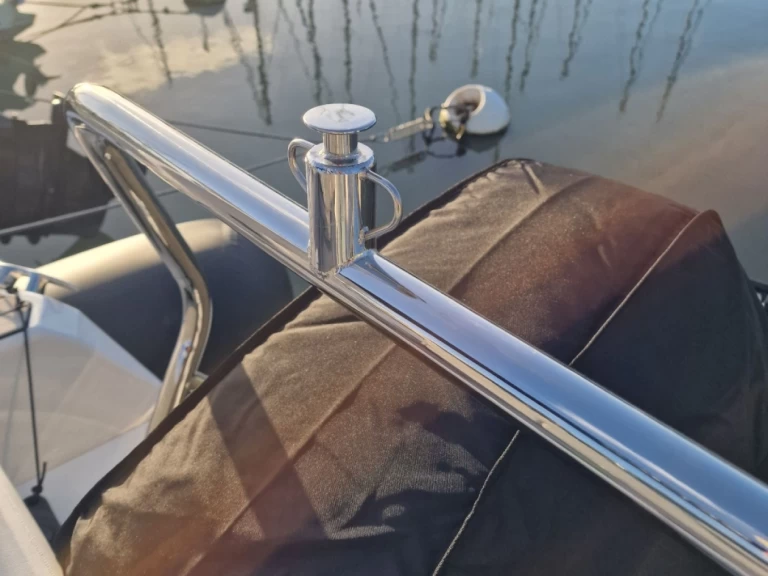 Motorboat rental with or without captain Zodiac Gourbeyre