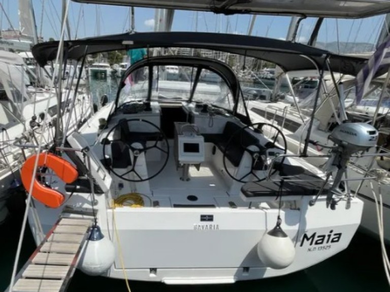 Boat rental Bavaria Bavaria C42 in Alimos on Samboat