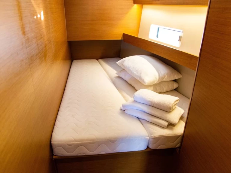 Sailboat rental with or without captain Jeanneau Lávrio