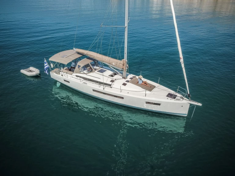 Sailboat for rent Lávrio at the best price