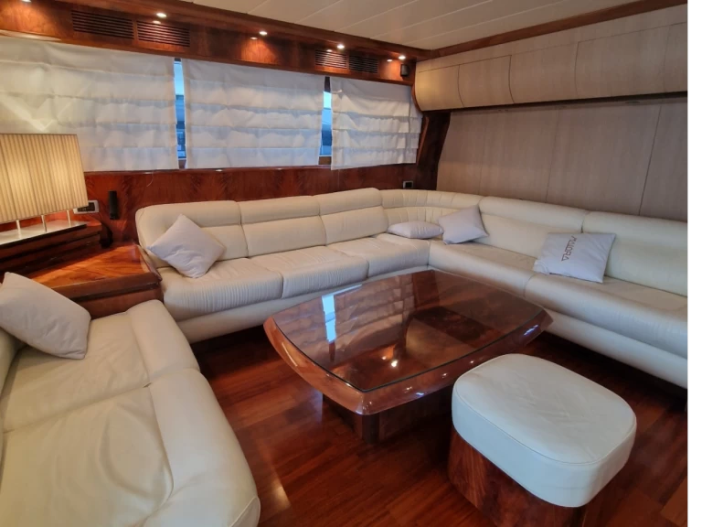 Yacht charter San Vincenzo cheap 20 s