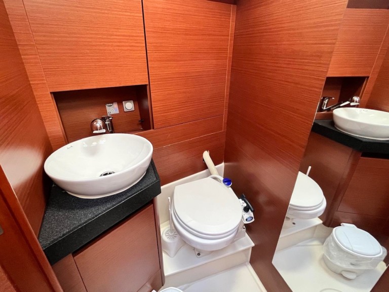 Sailboat for rent Lávrio at the best price