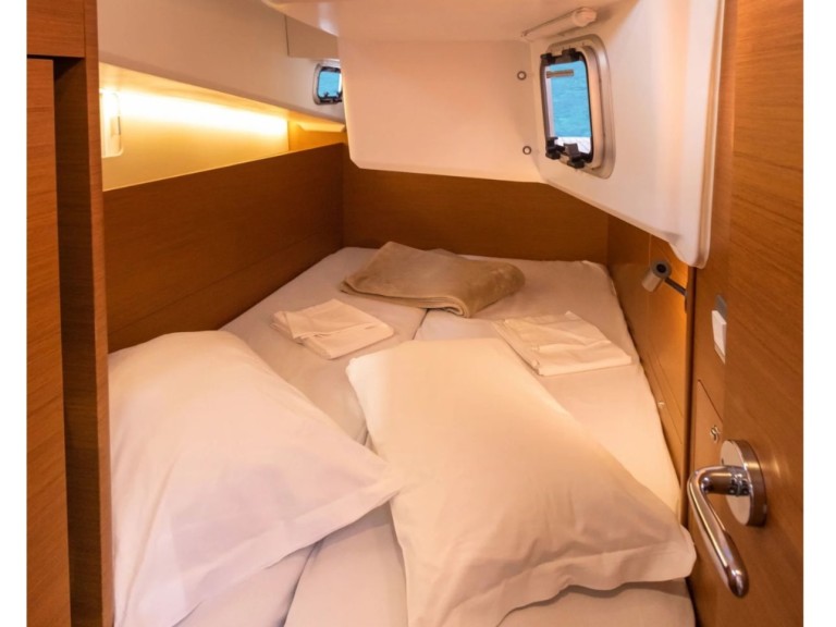 Sailboat rental with or without captain Jeanneau Vibo Marina