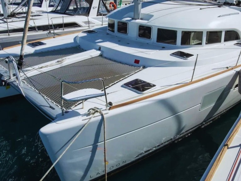 Boat rental Lagoon Lagoon 380[G] in Vibo Marina on Samboat