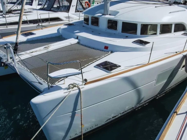 Boat rental Lagoon Lagoon 380[G] in Vibo Marina on Samboat