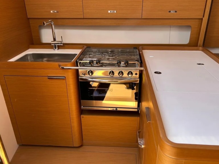 Sailboat for rent Lávrio at the best price