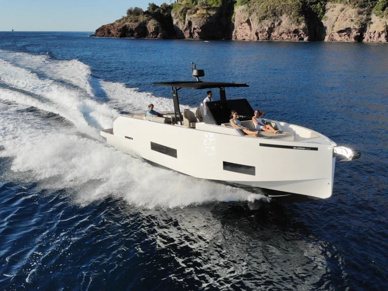 De Antonio De Antonio D42 Open charter bareboat or captained in  Lávrio