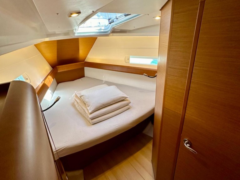 Rent a Jeanneau Sun Odyssey 419 Drage