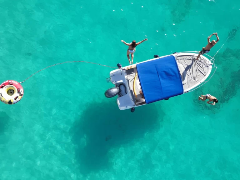 Motorboat rental with or without captain Jeanneau Marigot