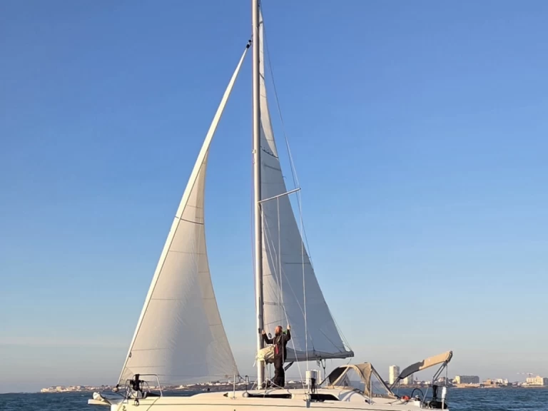 Sailboat for rent Les Sables-d'Olonne at the best price