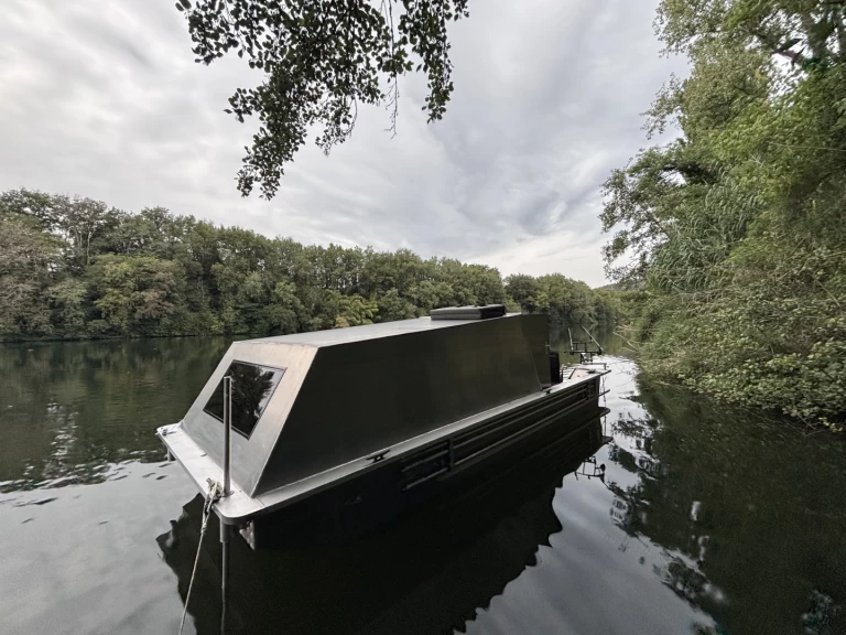 ARYNBOAT 530E charter bareboat or captained in  Caix