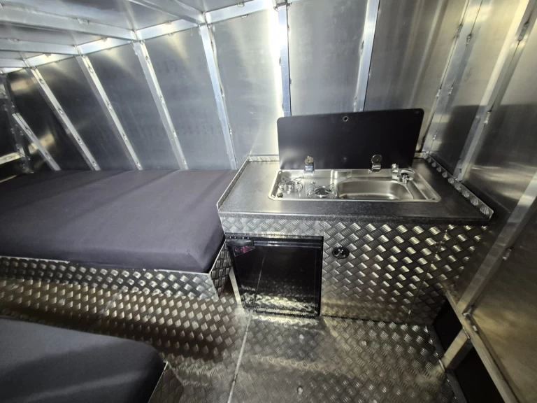 ARYNBOAT 530E in Caix on SamBoat