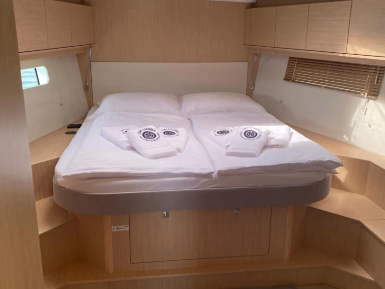 Luxury Yacht for rent Trget at the best price