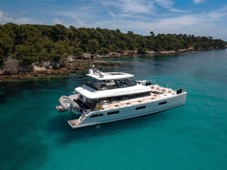 Bareboat Rental Luxury Yacht Lagoon with a boat licence