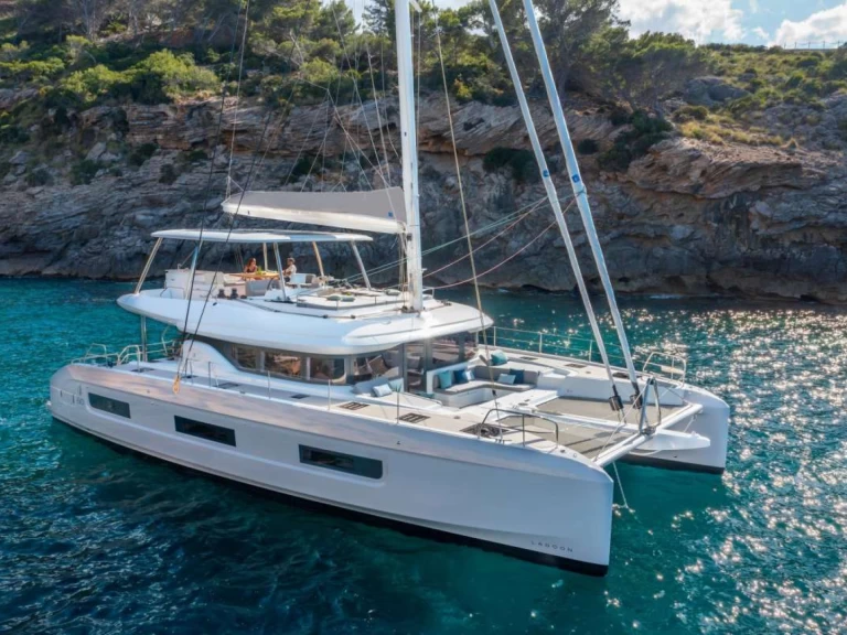 Bareboat Rental Luxury Yacht Lagoon with a boat licence