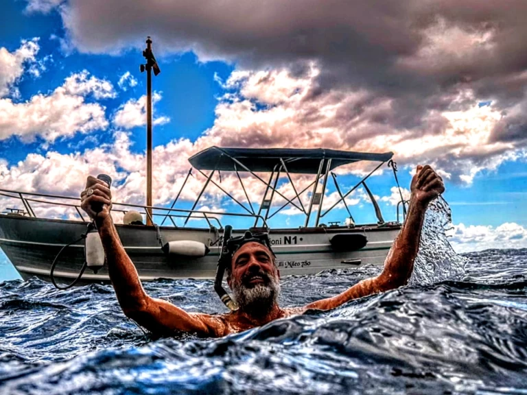 Bareboat Rental Motorboat Mileo with a boat licence