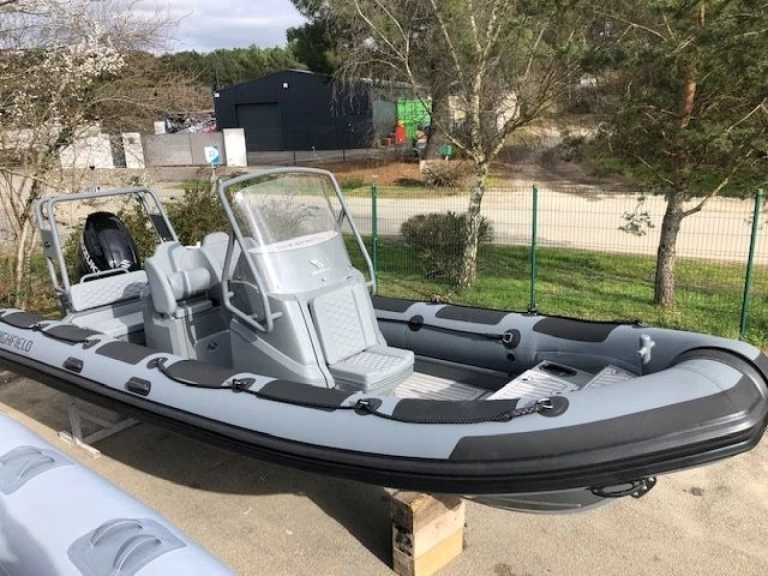 Rent a Highfield Patrol 660 Port-Haliguen