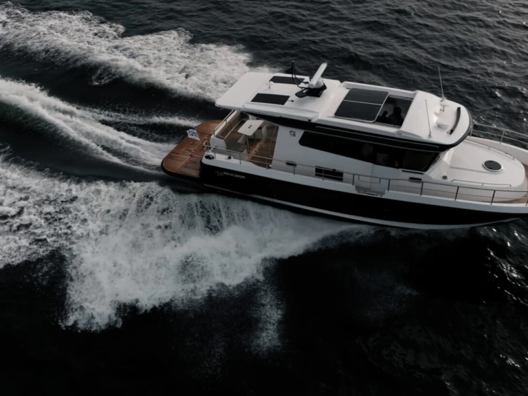 Motorboat for rent La Trinité-sur-Mer at the best price