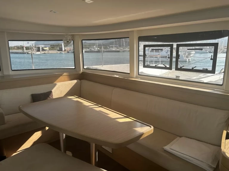 Catamaran rental in Lefkáda - Lagoon Lagoon 42