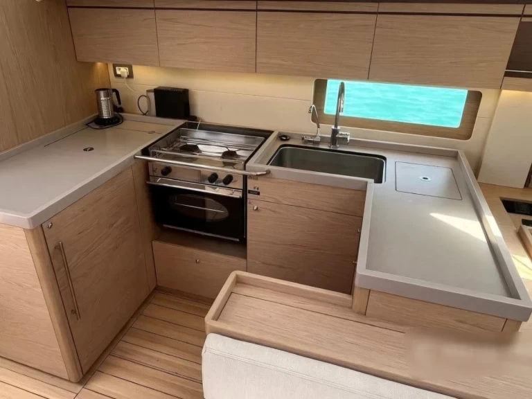 Sailboat rental with or without captain Bénéteau Vlycho