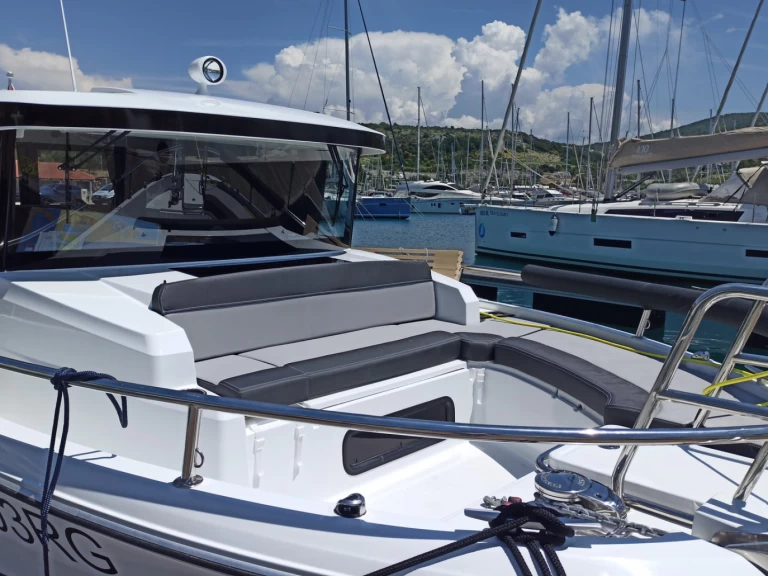 Jeanneau Merry Fisher 895 Sport Offshore in Punat on SamBoat