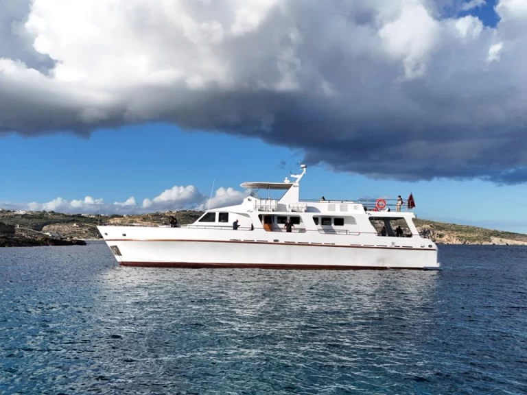 Bareboat Rental Motorboat Pathfinder with a boat licence