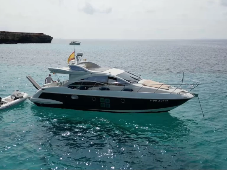 Boat rental Azimut Azimut 43 in Cala d'Or on Samboat