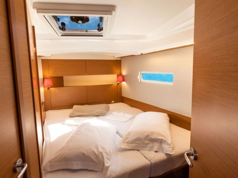 Sailboat rental in Vibo Marina - Jeanneau Sun Odyssey 410[G]