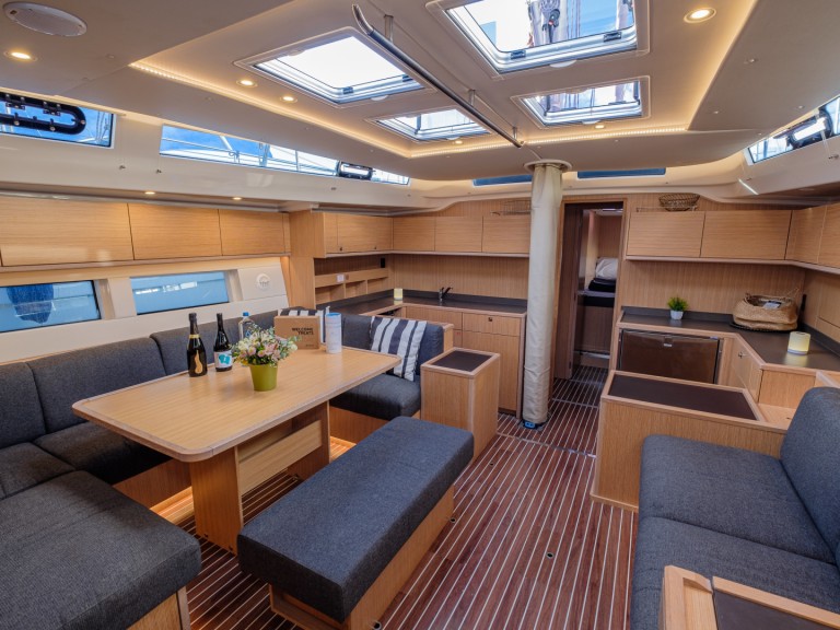 Rent a Bavaria Bavaria C57 Lávrio