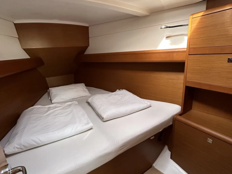 Sailboat rental with or without captain Jeanneau Drage