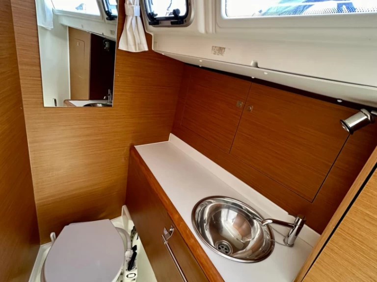 Jeanneau Sun Odyssey 419 in Drage on SamBoat