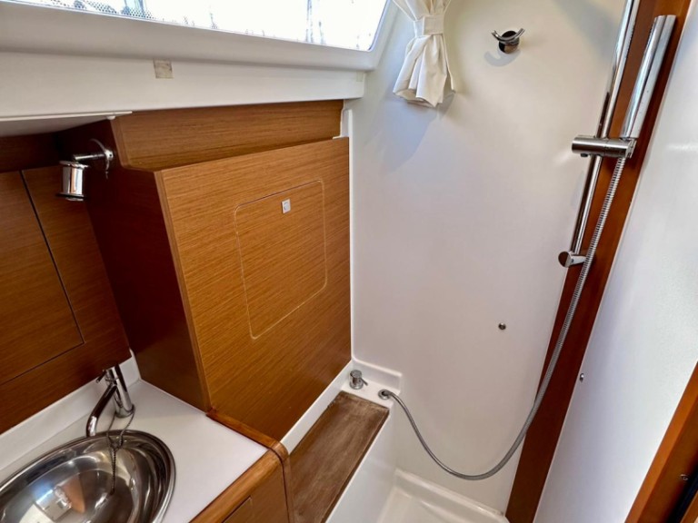 Sailboat rental with or without captain Jeanneau Sukošan