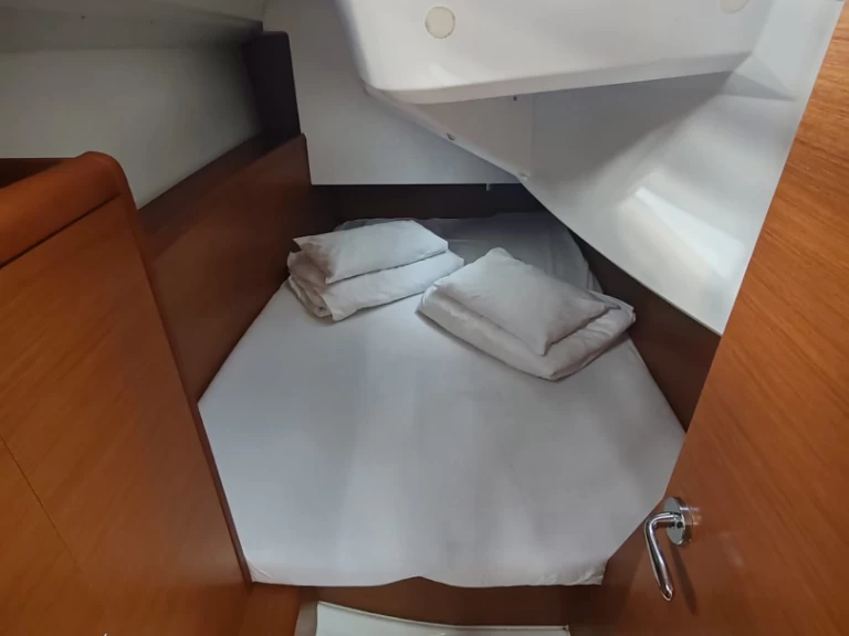 Sailboat rental with or without captain Jeanneau Drage